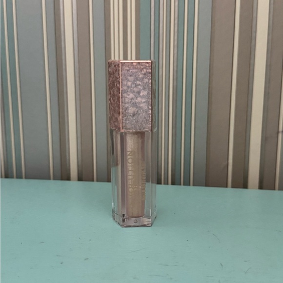 NWT | Makeup Revolution | Color Luxurious |Gold Lip Balm Gloss Shimmer - Picture 3 of 3